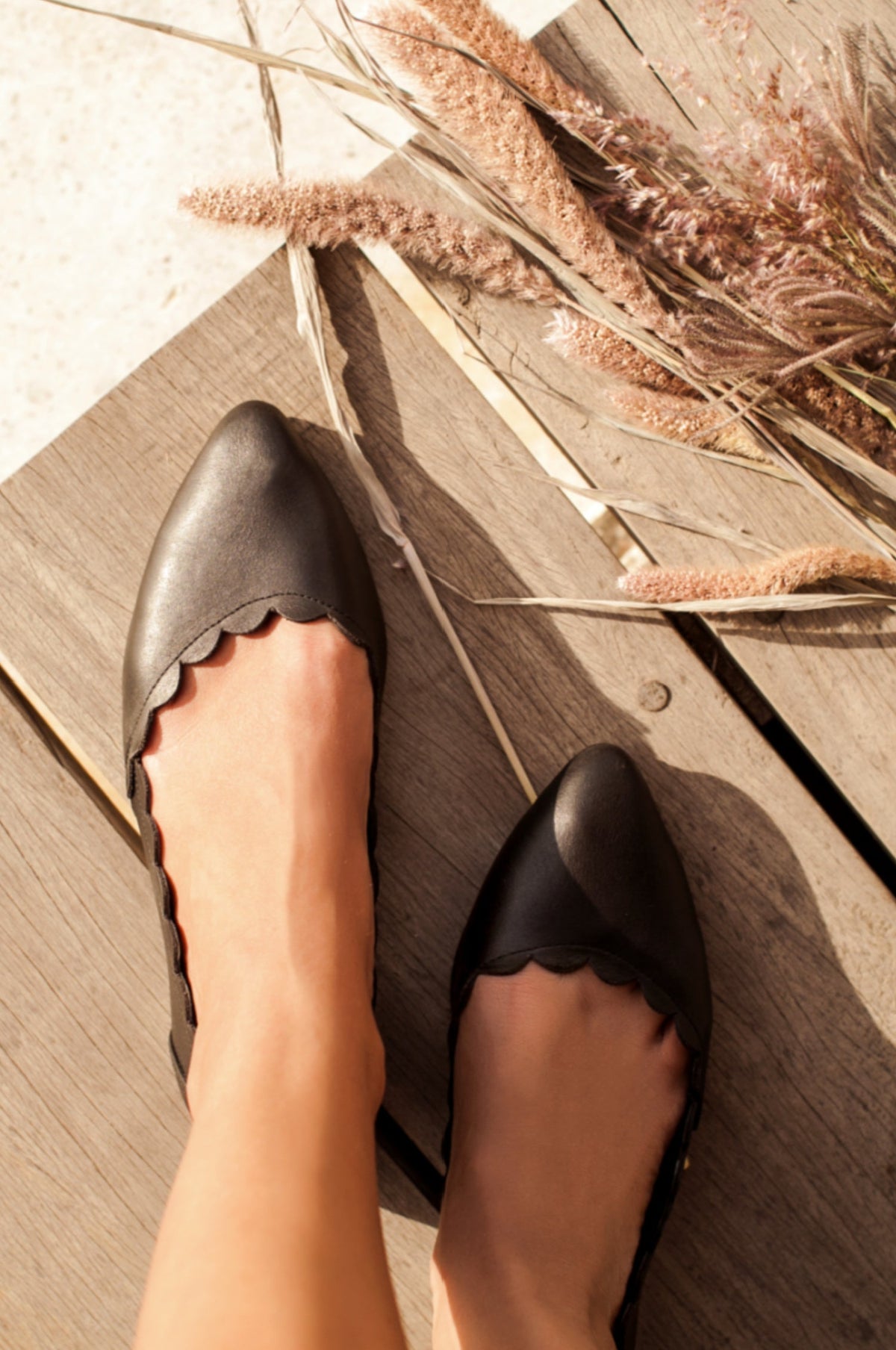 Godelieve Scalloped Pointed Toe Leather Flats