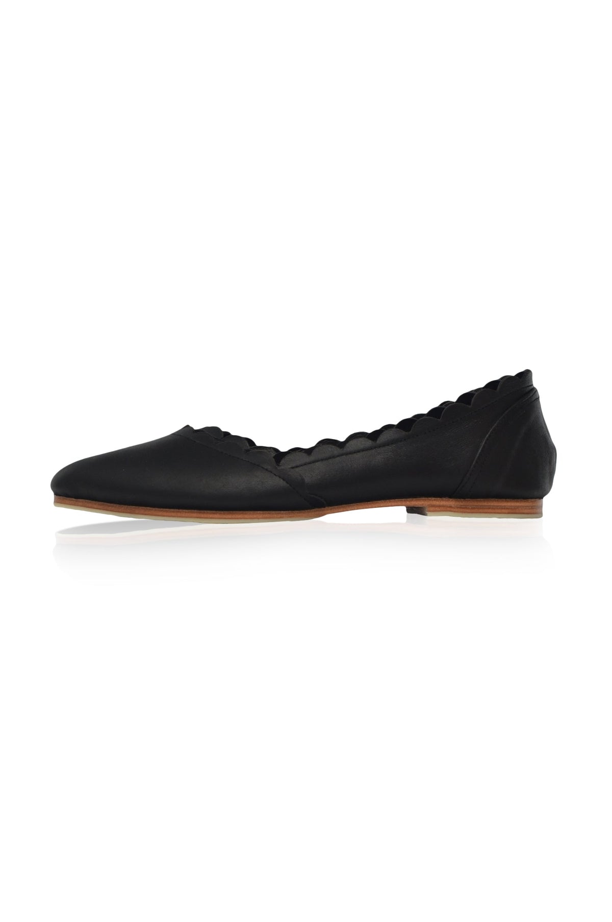 Godelieve Scalloped Pointed Toe Leather Flats