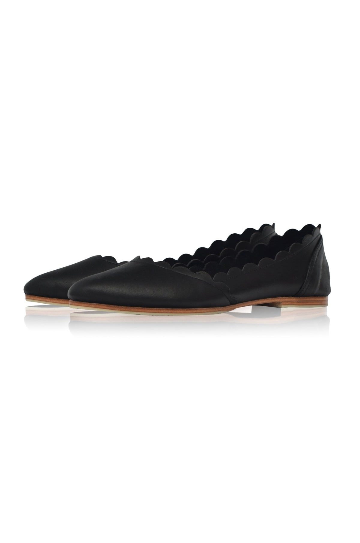 Godelieve Scalloped Pointed Toe Leather Flats
