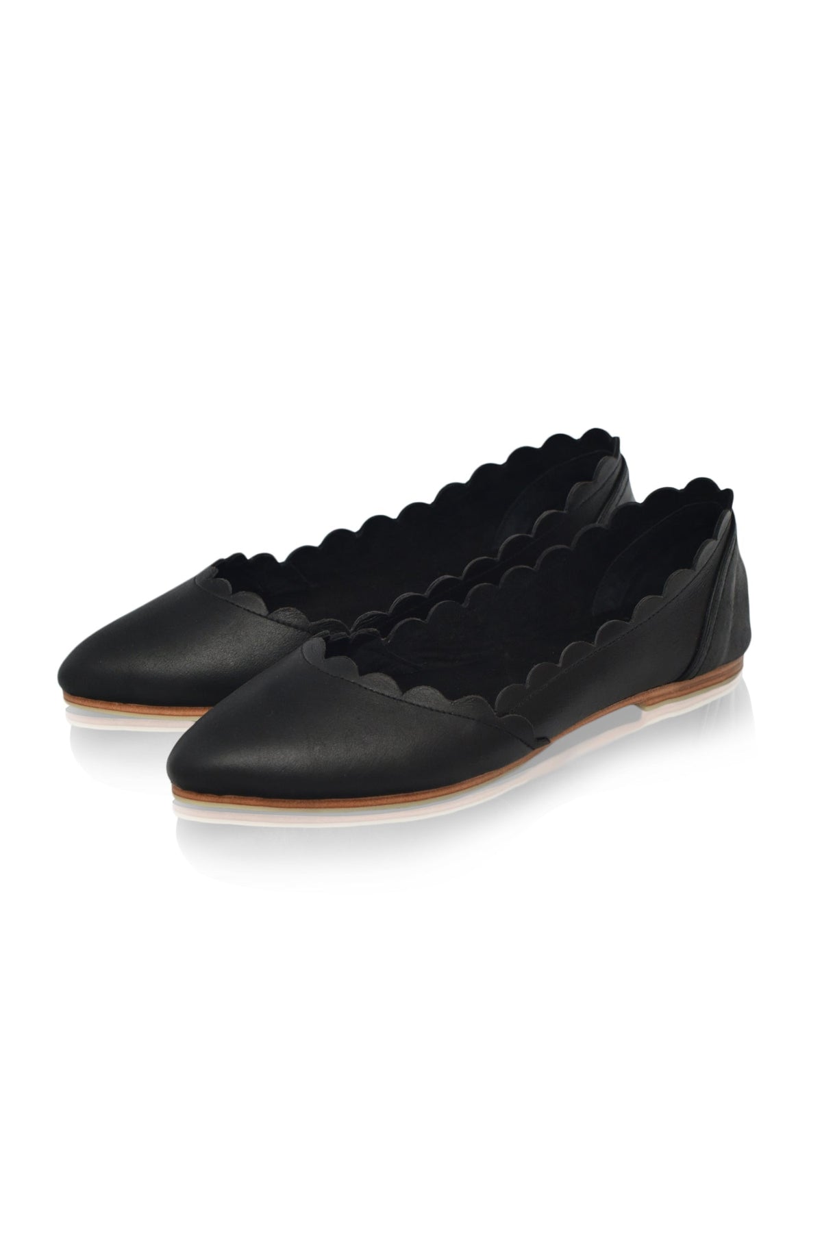 Godelieve Scalloped Pointed Toe Leather Flats
