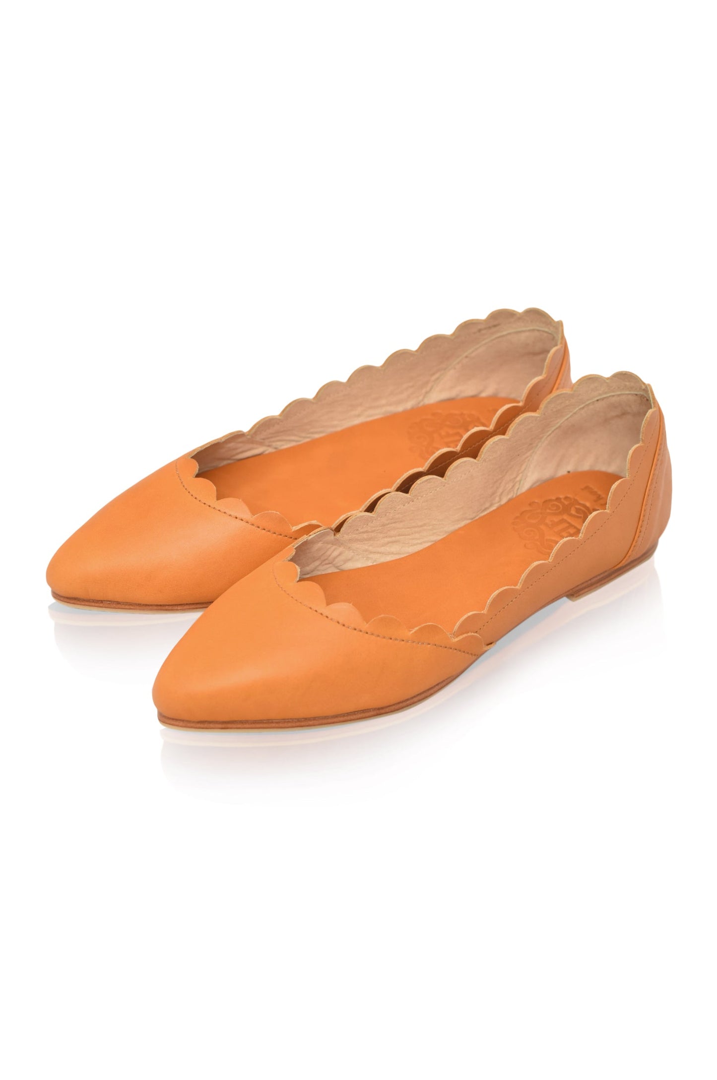 Godelieve Scalloped Pointed Toe Leather Flats